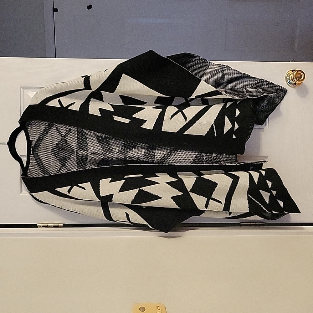 Black and white wrap